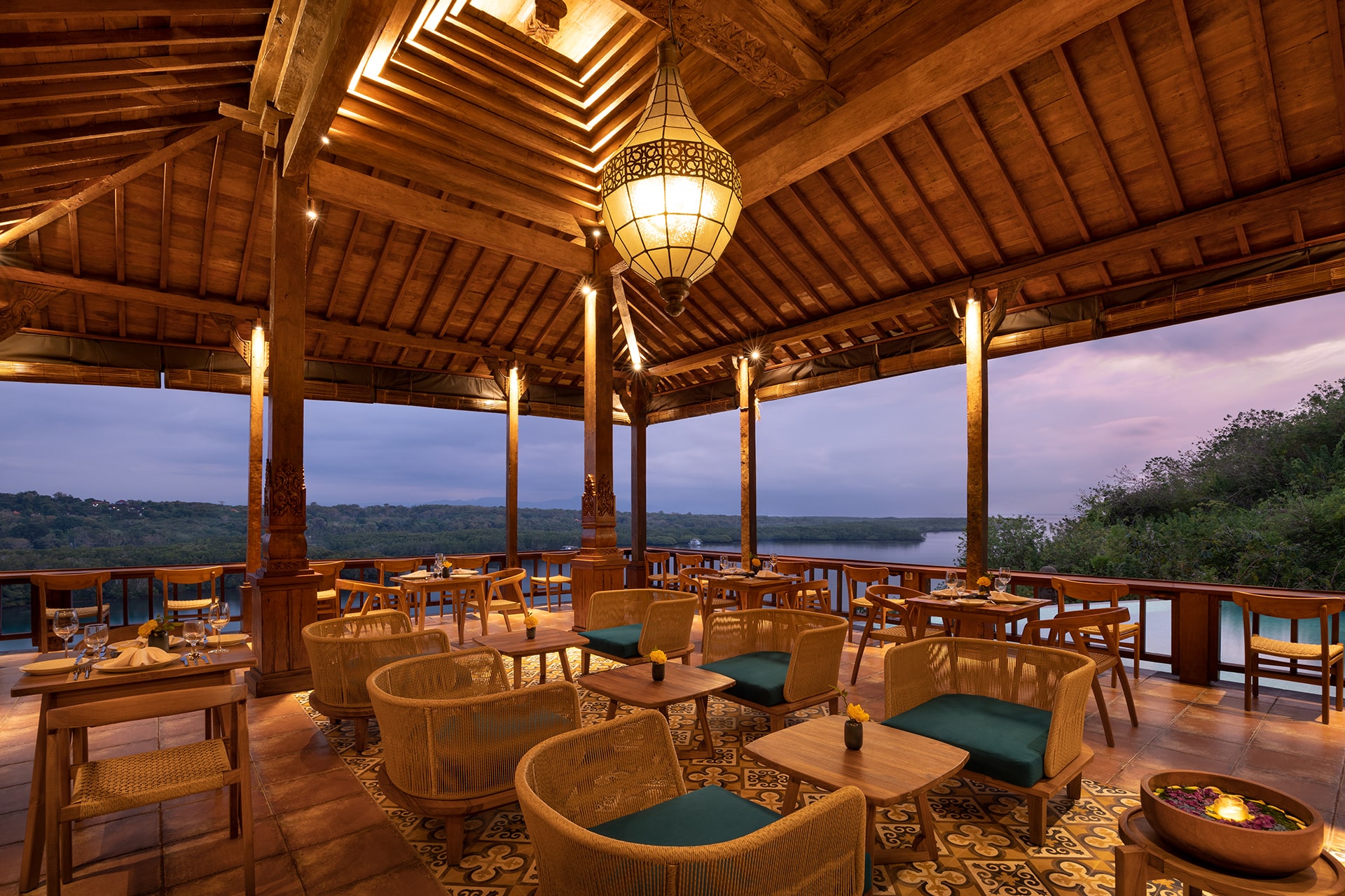 Aura Ceningan Restaurant